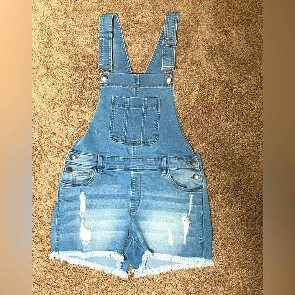 NWOT Venus Womens Size 4 Distressed Overall Jean Shorts.